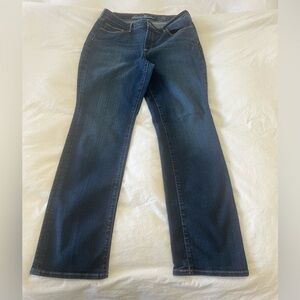 Eddie Bauer | Women’s 12 (30.5” Inseam) | Curvy Straight Fit Jeans Medium Wash